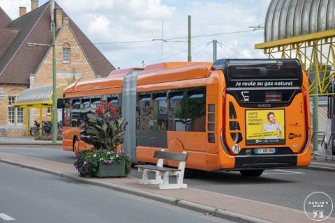 Iveco Urbanway van DK Bus aan het station van Adinkerke/De Panne.