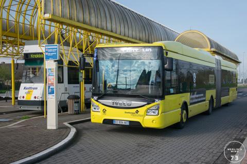 Iveco Urbanway van DK Bus aan het station van Adinkerke/De Panne.