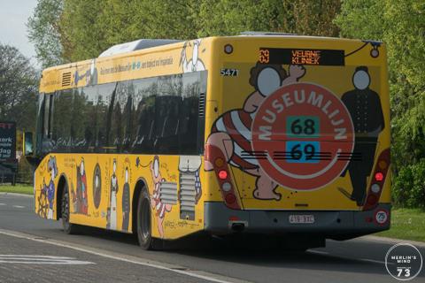 Van Hool newA360, met reclame jasje voor de "museumlijnen" 68 & 69, aan het station van Koksijde.