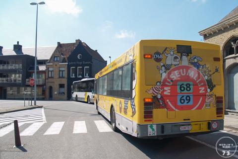 Van Hool A360 met reclamejasje van de museumlijnen (68 en 69) aan het station van Veurne.