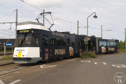 BN (Kusttram) met reclame van Petrus aan het station van DePanne/Adinkerke.