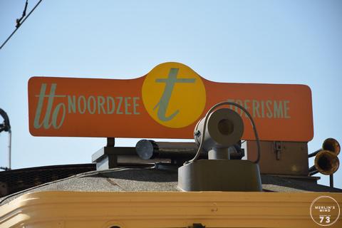 Reclamebord TTO Noordzee op motorrijtuig Standaard-hout 9985 aan het station van Adinkerke/De Panne.