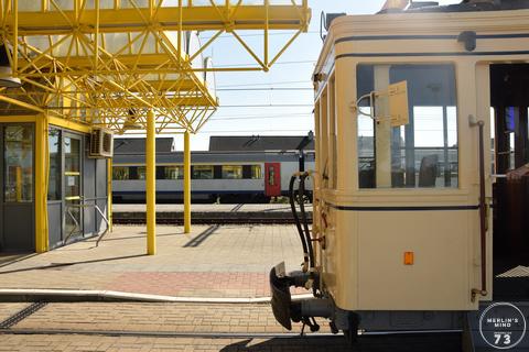 Motorrijtuig Standaard-hout 9985 aan het station van Adinkerke/De Panne.