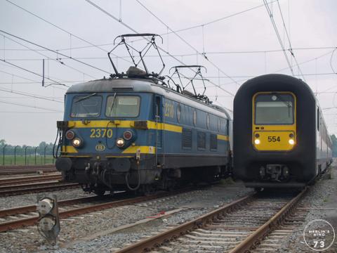 I10 rijtuigen getrokken door een locomotief van de reeks 23 te Adinkerke/De Panne.