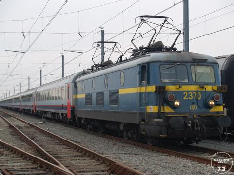 I10 rijtuigen getrokken door een locomotief van de reeks 23 te Adinkerke/De Panne.