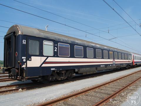 Mix van I6 en I10 (lig)rijtuigen getrokken door een locomotief van de reeks 23 te Adinkerke/De Panne.