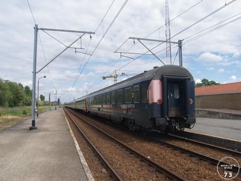 Mix van I6 en I10 (lig)rijtuigen getrokken door een locomotief van de reeks 23 te Veurne.