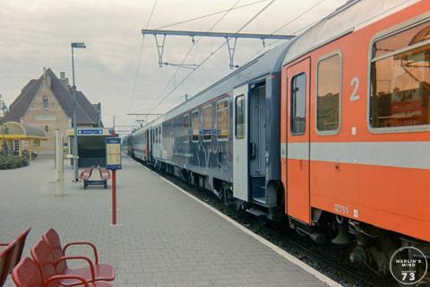 Oranje I10 en I10 disco rijtuig in de "K3 trein" te Adinkerke/De Panne.