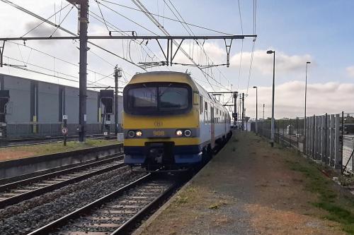 MR86, in NewLook-livrei, te Lichtervelde, dit als T trein Oostende - Leuven, omgeleid via Lichtervelde wegens spoorwerken op lijn50. Foto genomen door Kristof Beernaert.