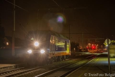 Bombardier Traxx Raildox in Adinkerke/De Panne tijdens nachtelijke testritten ivm ECTS.Foto: TreinFoto België