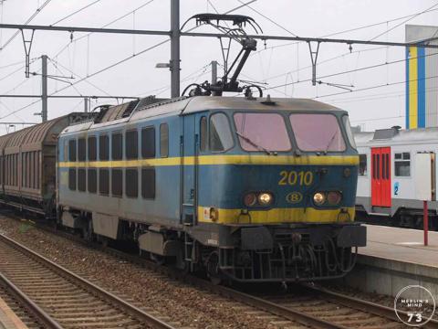 Een loc van de reeks 20 met een reeks goederenwagons reeds zonet over lijn 73 tot Lichtervelde en zal nu de rit verderzetten op lijn 66 richting Brugge.