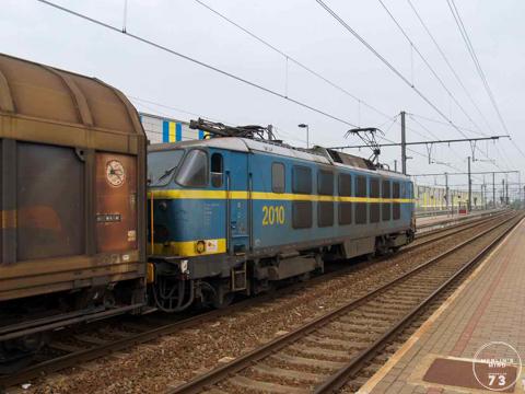 Een loc van de reeks 20 met een reeks goederenwagons reeds zonet over lijn 73 tot Lichtervelde en zal nu de rit verderzetten op lijn 66 richting Brugge.