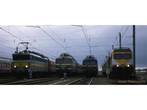 Locomotief van de reeks 18 met een sleep I4-rijtuigen in de bundel van het station Adinkerke/De Panne.Foto genomen door Arno Verhaegen.