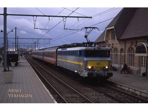 Locomotief van de reeks 18 met een sleep I4-rijtuigen in het station Adinkerke/De Panne.Foto genomen door Arno Verhaegen.
