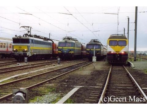 Locomotief van de reeks 18 met een sleep I4-rijtuigen in de bundel van het station Adinkerke/De Panne.Foto genomen door Geert Maes.