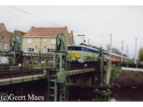 Locomotief van de reeks 18 met een sleep I4-rijtuigen nabij het station Veurne.Foto genomen door Geert Maes.