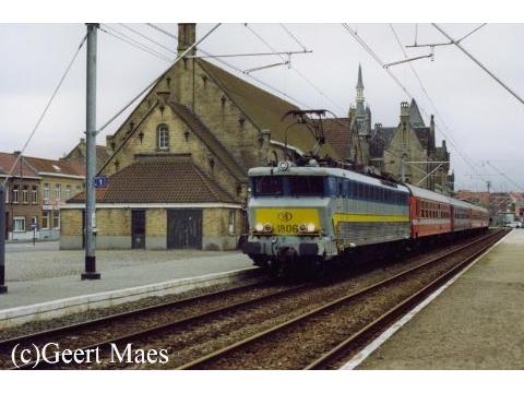Locomotief van de reeks 18 met een sleep I4-rijtuigen in het station Veurne.Foto genomen door Geert Maes.