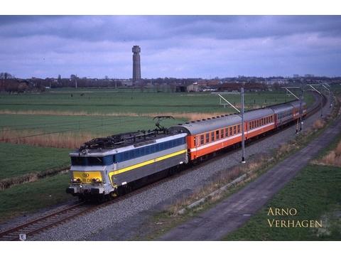 Locomotief van de reeks 18 met een sleep I4-rijtuigen in Kaaskerke.Foto genomen door Arno Verhaegen.