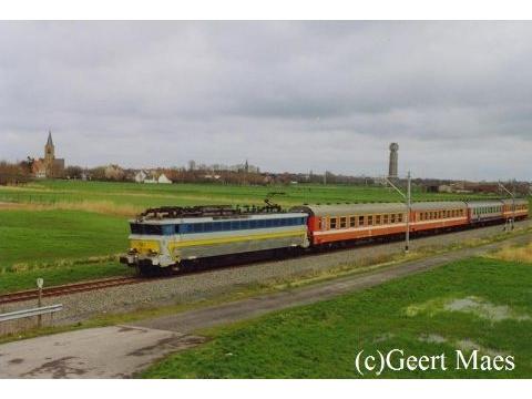 Locomotief van de reeks 18 met een sleep I4-rijtuigen in Kaaskerke.Foto genomen door Geert Maes.