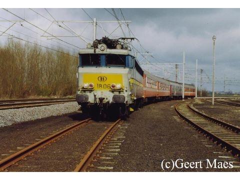 Locomotief van de reeks 18 met een sleep I4-rijtuigen in het station Diksmuide.Foto genomen door Geert Maes.