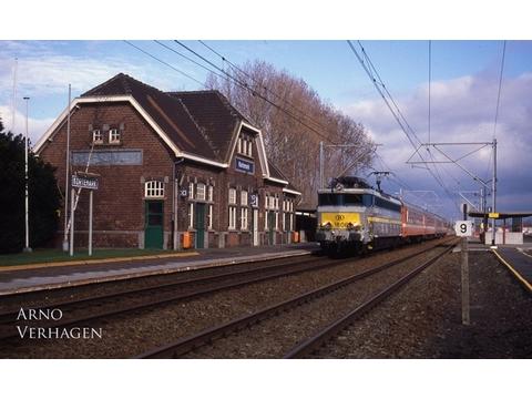 Locomotief van de reeks 18 met een sleep I4-rijtuigen in het station Kortemark.Foto genomen door Arno Verhaegen.