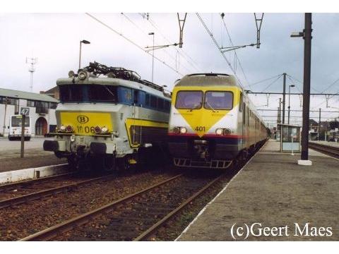 Locomotief van de reeks 18 met een sleep I4-rijtuigen in het station Lichtervelde.Foto genomen door Geert Maes.
