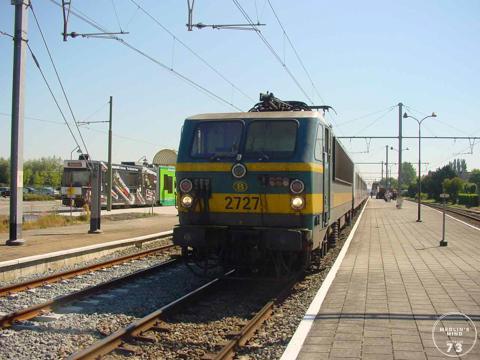 Het Infrabel meetrijtuig en 2 M4-rijtuigen, getrokken door een loc van de reeks 27, in het station Adinkerke/De Panne.